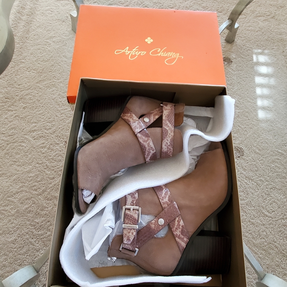 NEW BOOTIES - Picture 8 of 9